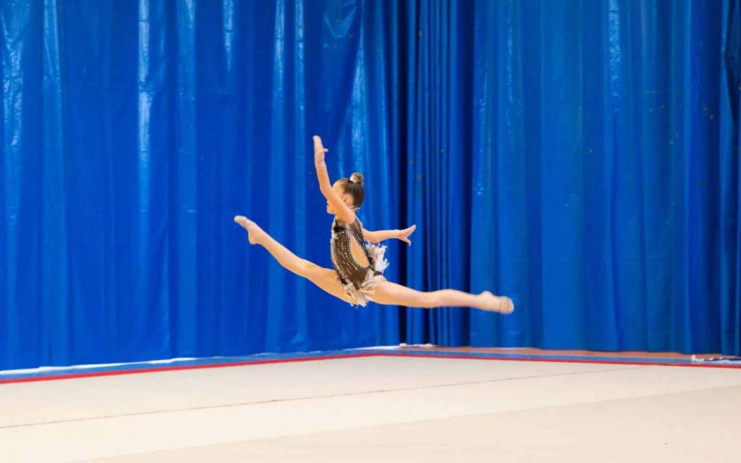 Una gimnasta rítmica en un ejercicio